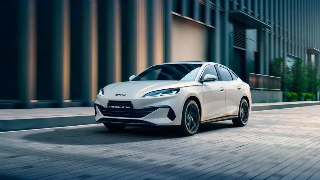 BYD and HONOR alliance brings AI to smart mobility