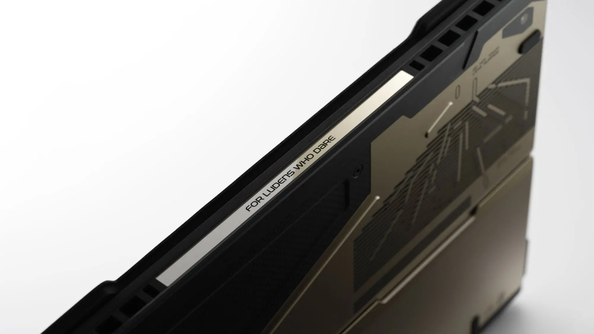 asus-x-kojima-ROG-Flow-Z13-KJP-1